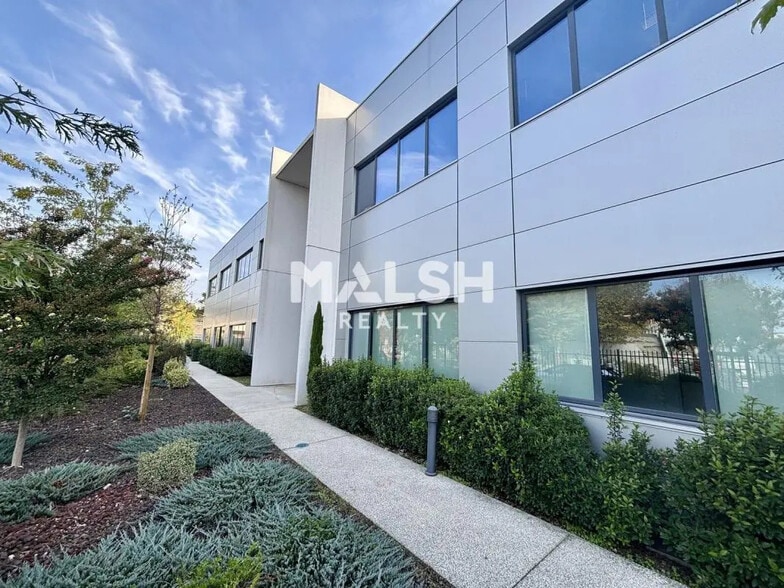 Office in Lyon for lease - Building Photo - Image 2 of 17