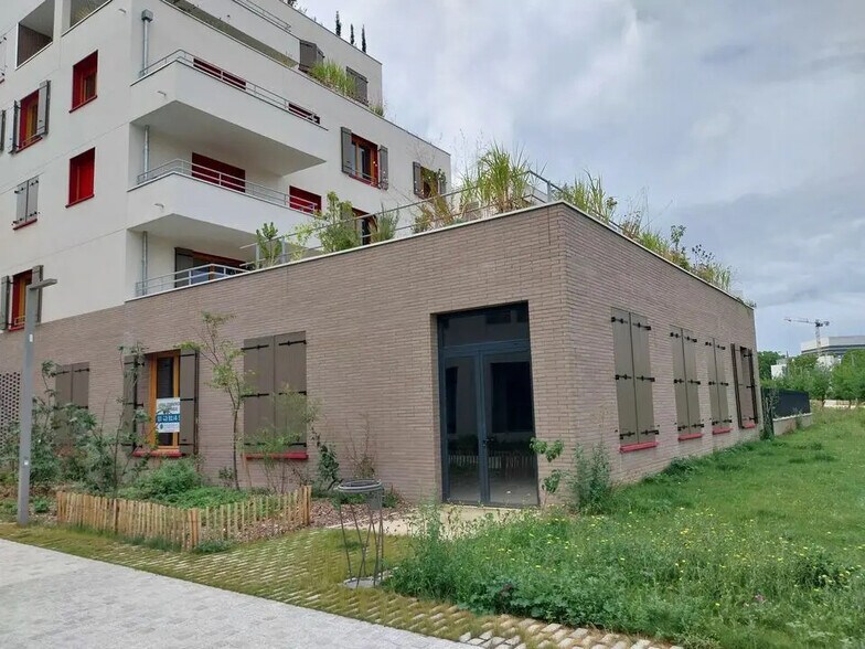 Office in Nanterre for sale - Building Photo - Image 1 of 3