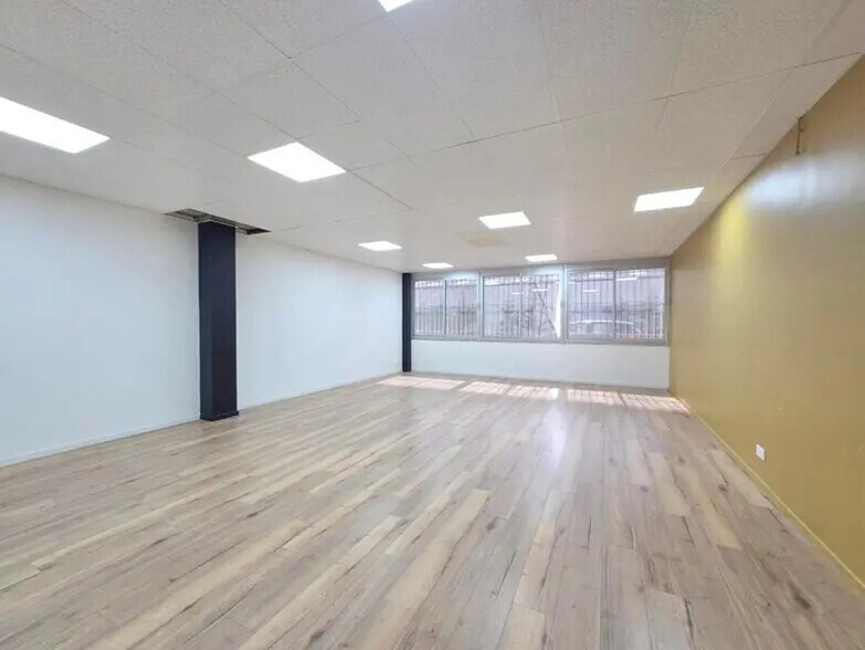 Office in Argenteuil for lease - Interior Photo - Image 2 of 21