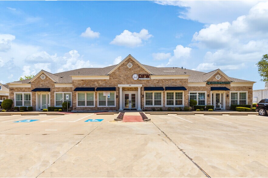 5407 Basswood Blvd, Fort Worth, TX à louer - Photo principale - Image 1 de 27