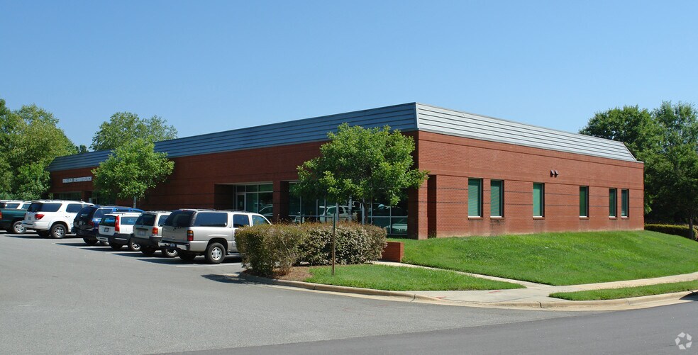800 Springfield Commons Dr, Raleigh, NC à louer - Photo du bâtiment - Image 3 de 13