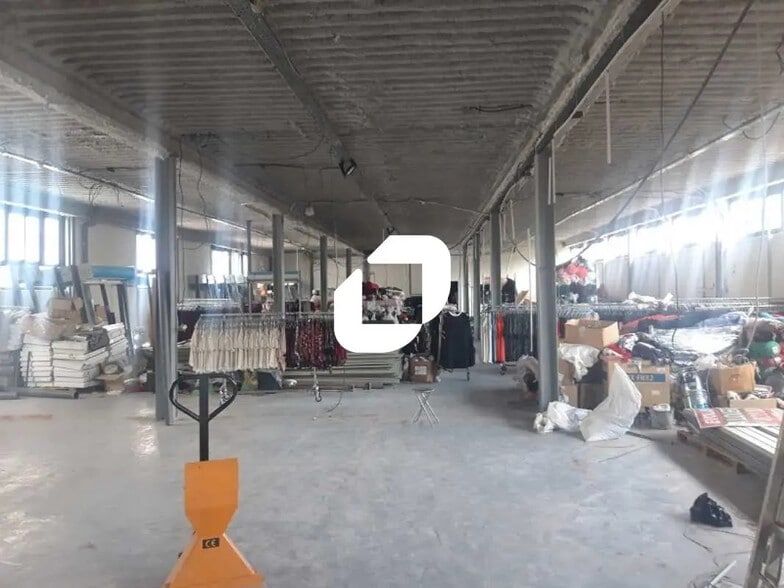 Flex in Noisy-le-Sec for lease - Interior Photo - Image 2 of 3