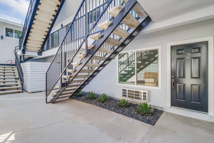 1478 Hornblend St, San Diego, CA à vendre - Photo du bâtiment - Image 2 de 7