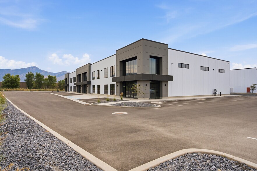 1242 N 2000 W, Farr West, UT à vendre - Photo du bâtiment - Image 3 de 25