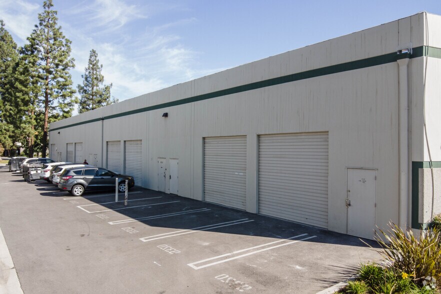 9304-9320 Deering Ave, Chatsworth, CA à vendre - Photo du bâtiment - Image 3 de 4