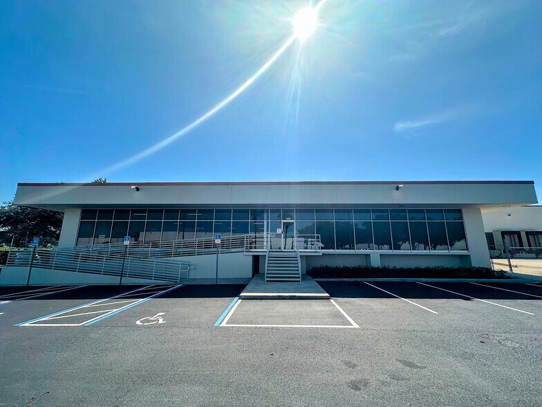 7475 Chancellor Dr, Orlando, FL à louer - Photo du bâtiment - Image 2 de 11
