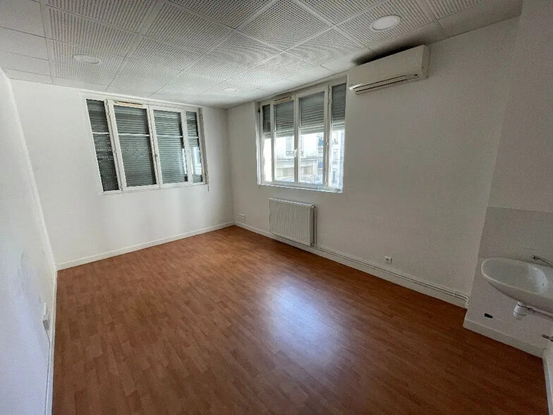 Office in Villeurbanne for lease - Interior Photo - Image 2 of 5