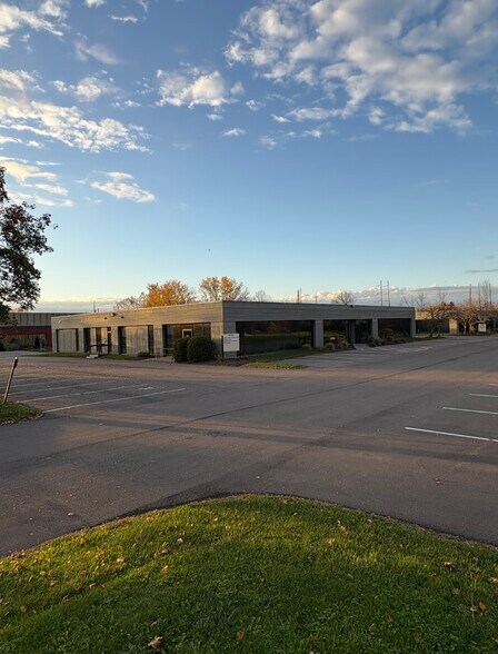 4713 Crossroads Park Dr, Liverpool, NY à louer - Photo du bâtiment - Image 1 de 8