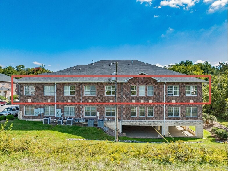 120 Chadwick Square Ct, Hendersonville, NC for sale - Building Photo - Image 2 of 33