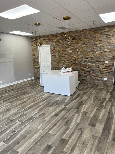 2020 Dean St, St Charles, IL for lease - Interior Photo - Image 2 of 15