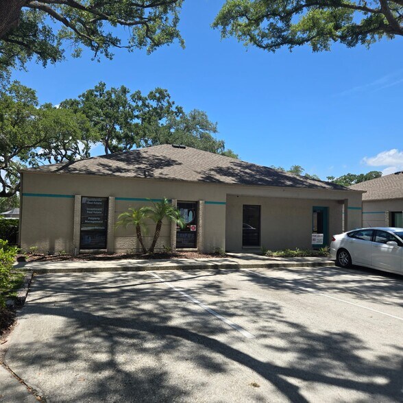 330 W Bearss Ave, Tampa, FL à louer - Photo du bâtiment - Image 1 de 7