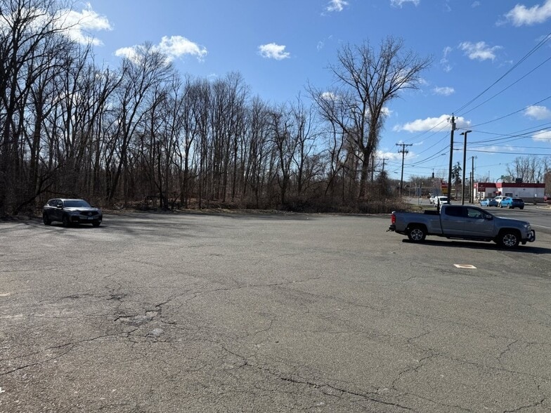 79 Federal Rd, Danbury, CT for lease - Building Photo - Image 3 of 9