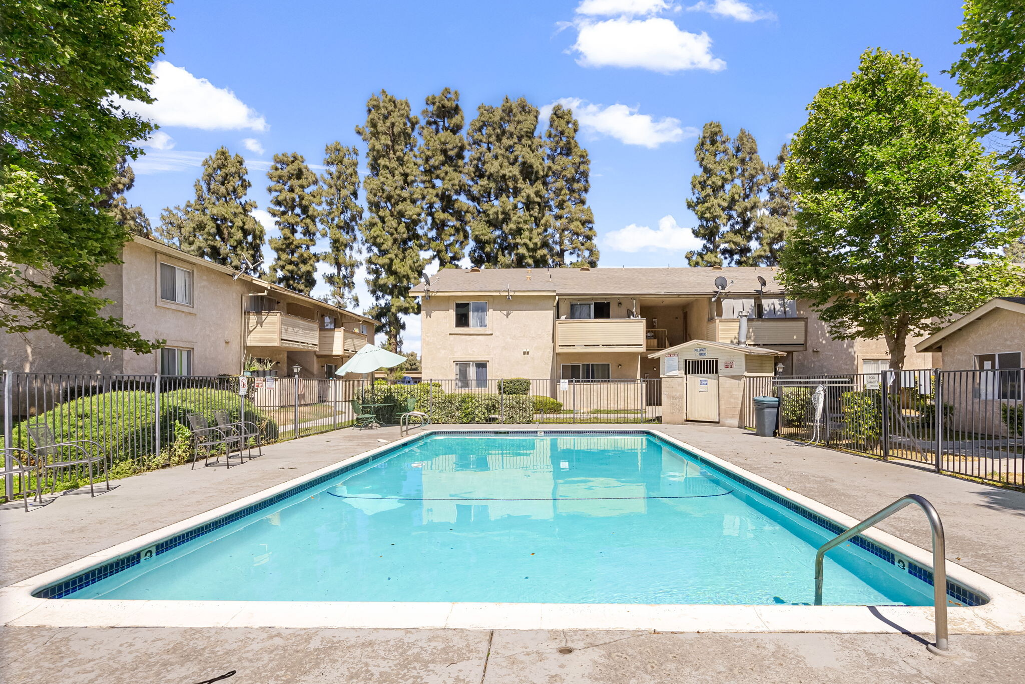 8021 Mango Ave, Fontana, CA à vendre Photo du bâtiment- Image 1 de 24