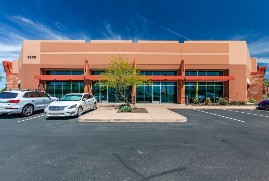 2301 E Yeager Dr, Chandler, AZ à louer - Photo du bâtiment - Image 3 de 12