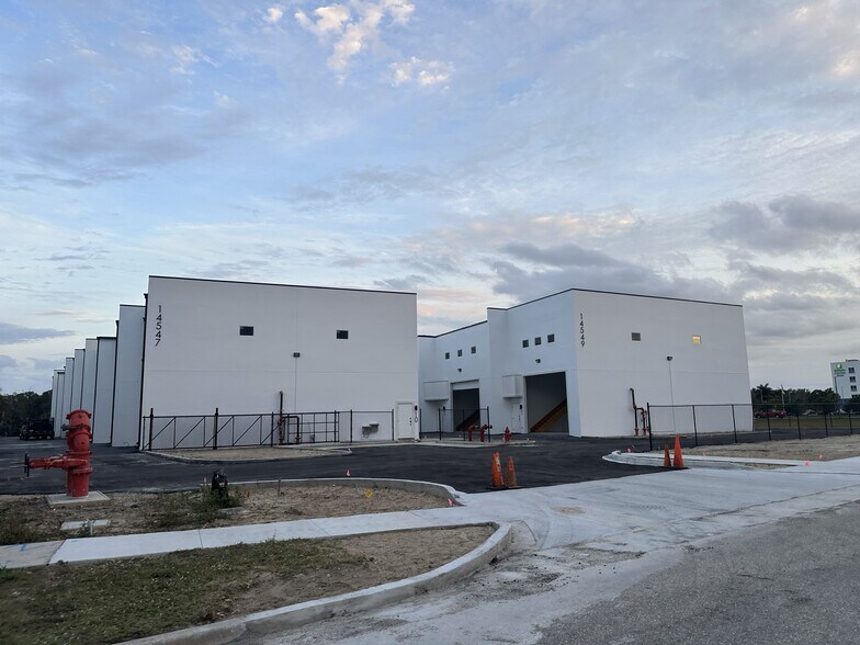 15547 Global Pkwy., Fort Myers, FL à vendre - Photo du bâtiment - Image 2 de 7