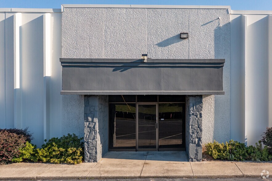 6420-6432 Warren Dr, Norcross, GA à louer - Photo du bâtiment - Image 3 de 8