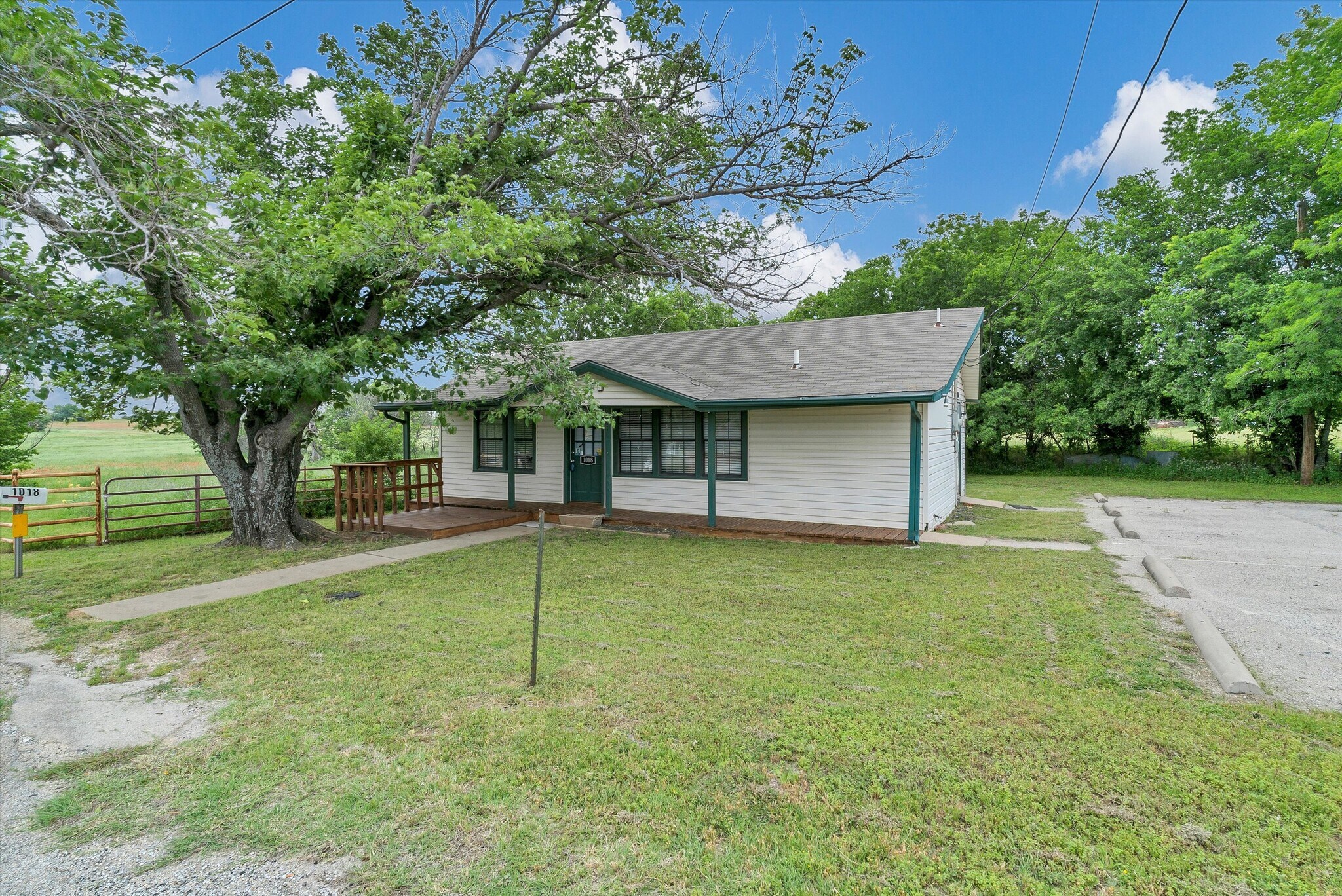 1018 Lipan Dr, Granbury, TX à vendre Photo du bâtiment- Image 1 de 1
