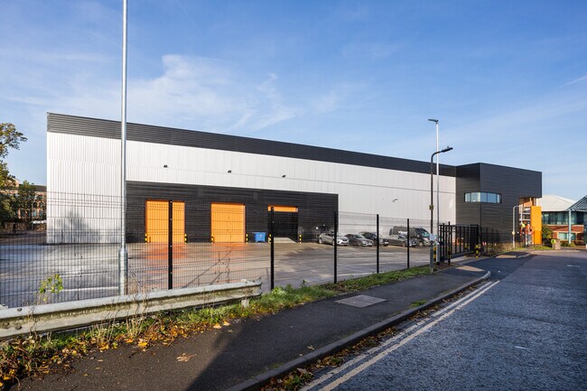 Plus de détails pour 41 Millbrook Way, Slough - Industriel à louer