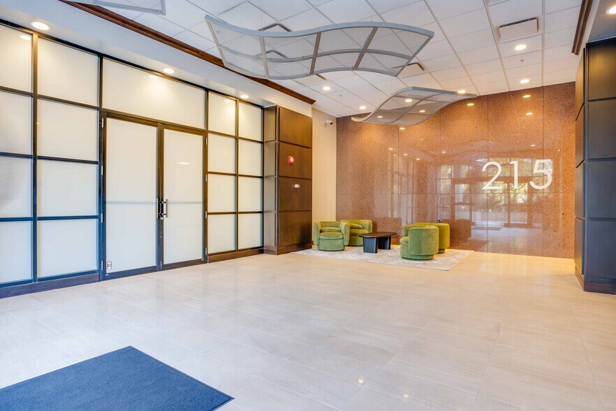 215 S Monroe St, Tallahassee, FL à louer - Photo du bâtiment - Image 3 de 25