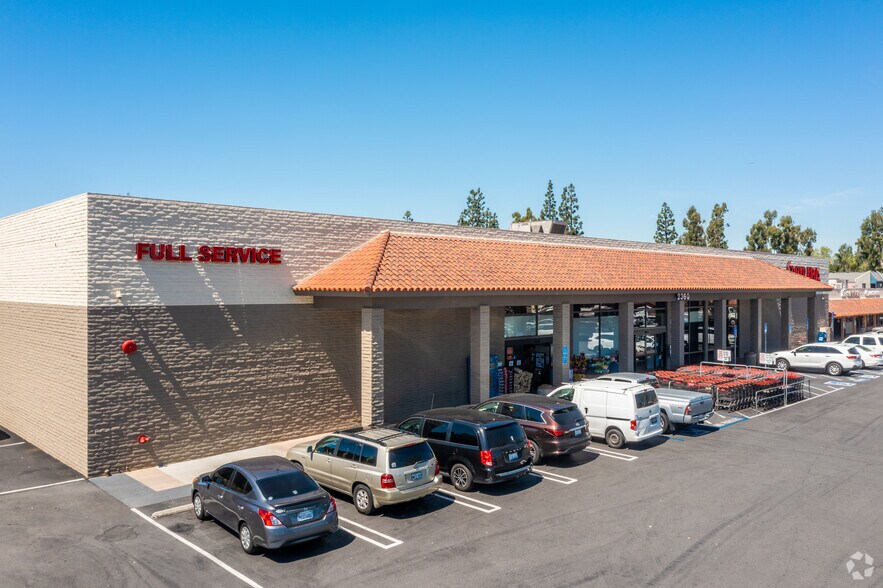 2360-2390 N Tustin Ave, Santa Ana, CA for lease - Primary Photo - Image 1 of 12