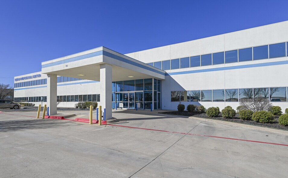 701 E Rendon Crowley Rd, Burleson, TX à louer - Photo du bâtiment - Image 3 de 19