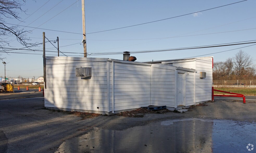 1504 Sunrise Hwy, Bay Shore, NY for sale - Building Photo - Image 2 of 2