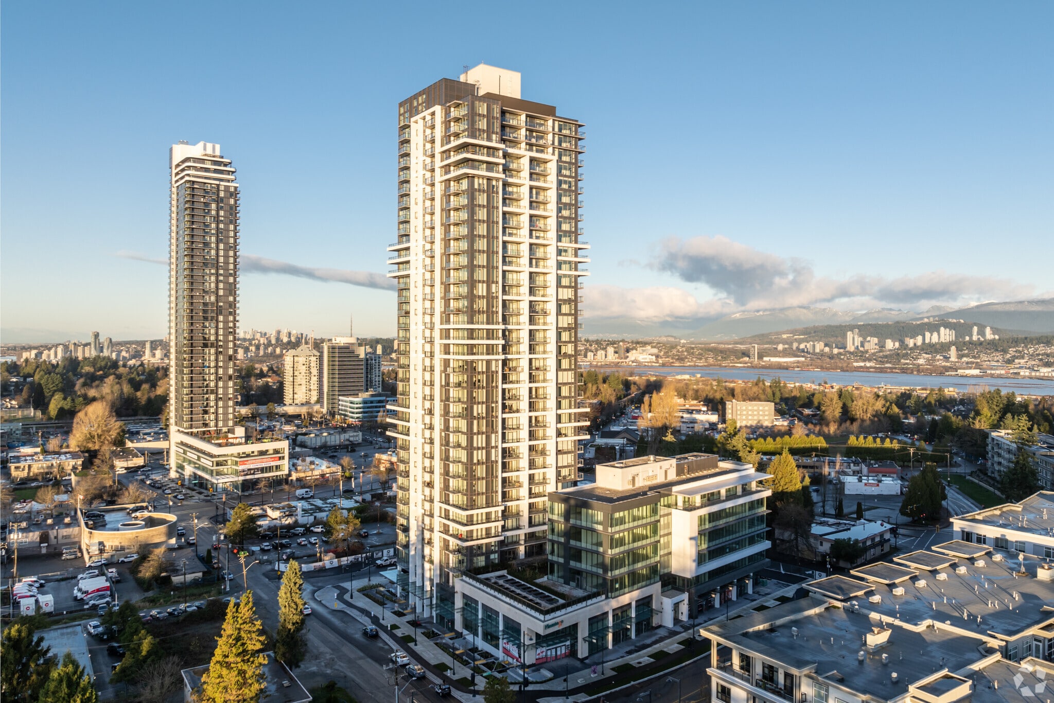 13675 107A Av, Surrey, BC à louer Photo principale- Image 1 de 8