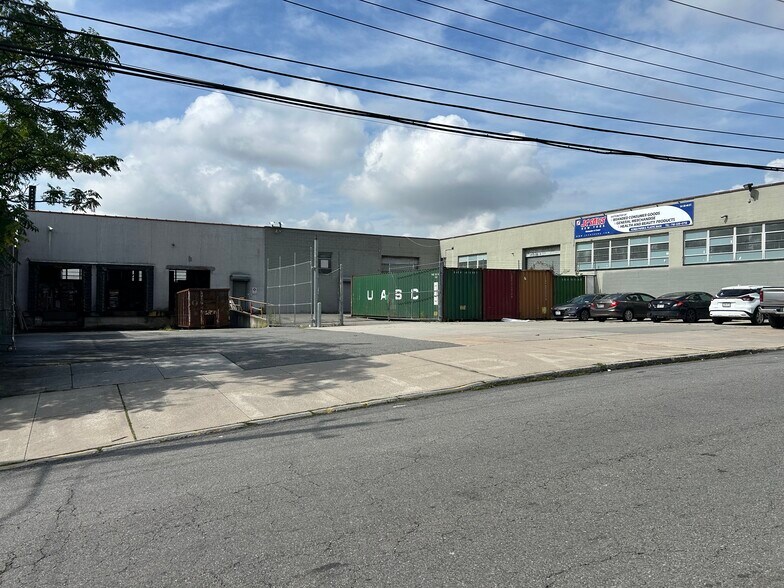 54-35 46th St, Maspeth, NY à louer - Photo du bâtiment - Image 1 de 9