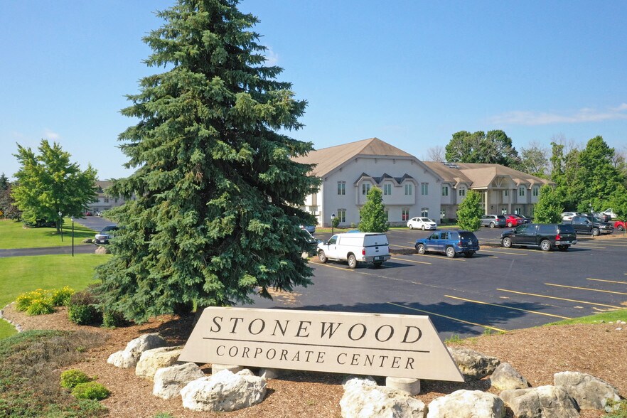 W175N11163 Stonewood Dr, Germantown, WI à louer - Photo du bâtiment - Image 3 de 11