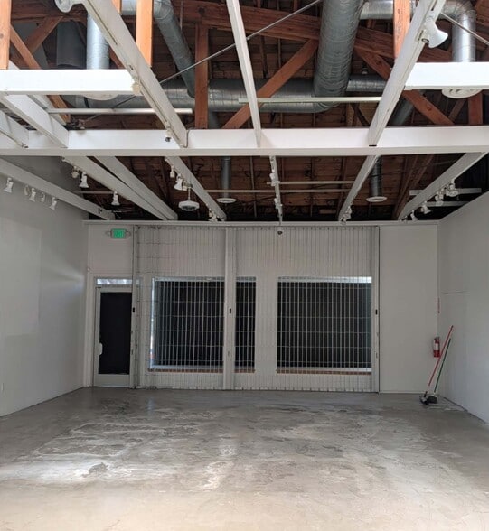 138-144 S La Brea Ave, Los Angeles, CA for lease - Interior Photo - Image 2 of 3