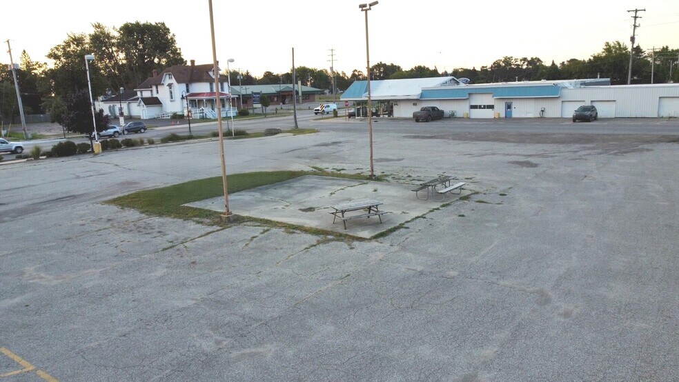 5025 N US Highway 23, Oscoda, MI à vendre - Photo du bâtiment - Image 2 de 4