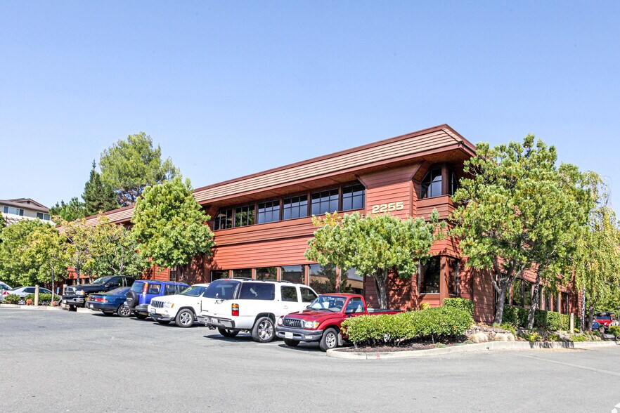 2255 Morello Ave, Pleasant Hill, CA à louer - Photo du bâtiment - Image 3 de 3