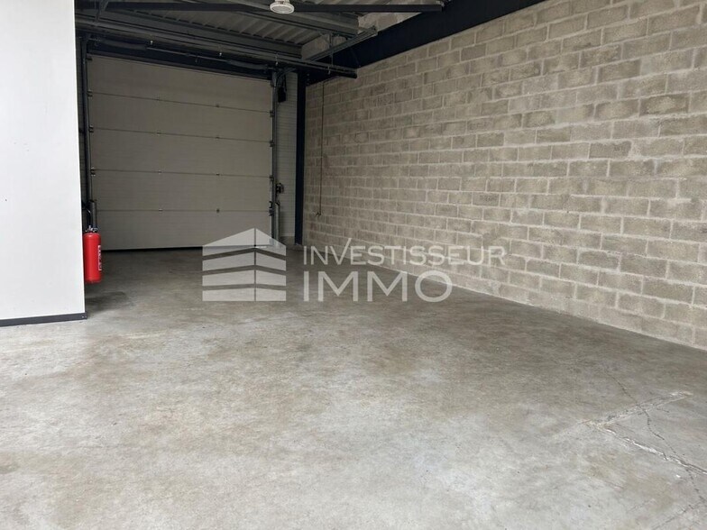 Flex in Palaiseau for lease - Interior Photo - Image 2 of 4