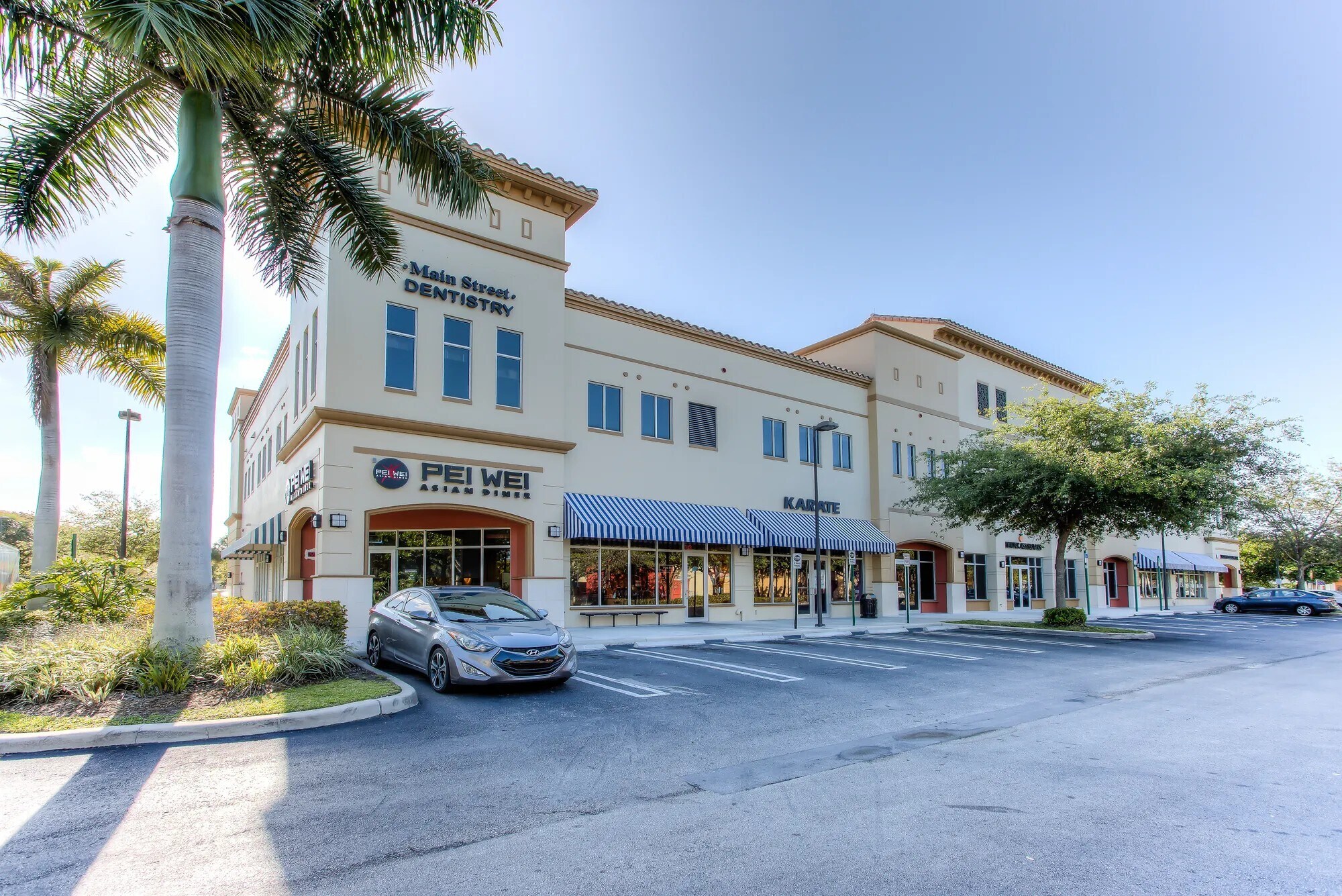 15501-15519 NW 67th Ave, Miami Lakes, FL for lease Primary Photo- Image 1 of 13