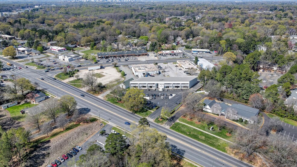 5237 Albemarle Rd, Charlotte, NC à louer - Photo du bâtiment - Image 3 de 9