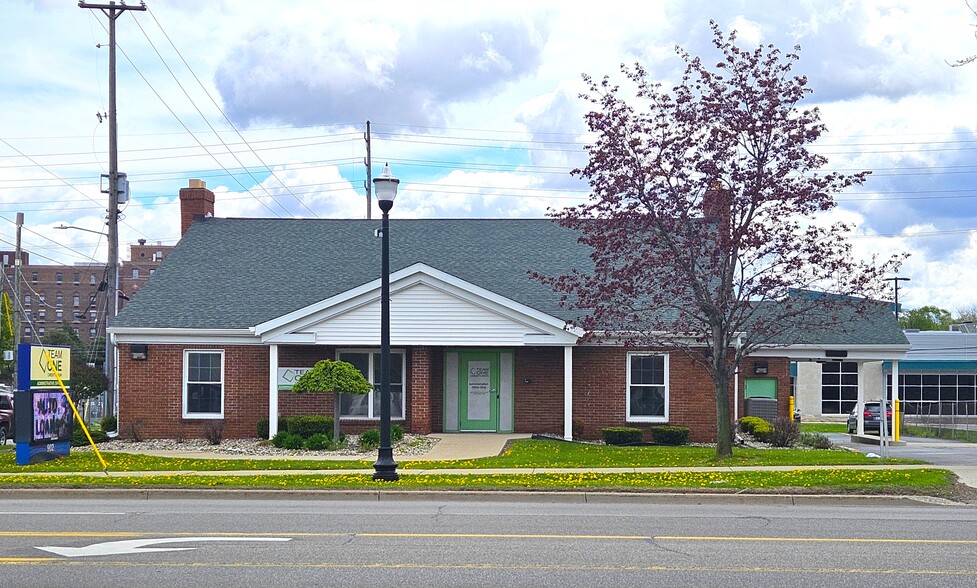 902 S Washington Ave, Saginaw, MI for sale - Primary Photo - Image 1 of 20