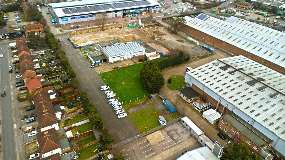 22-42 Freshwater Rd, Dagenham for lease - Building Photo - Image 2 of 12