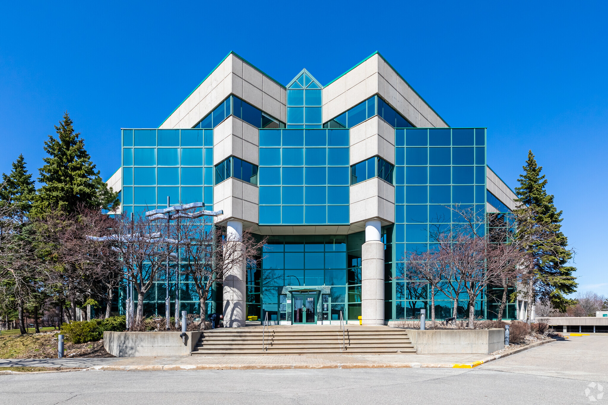 555 Boul Dr-Frederik-Philips, Montréal, QC for lease Building Photo- Image 1 of 7