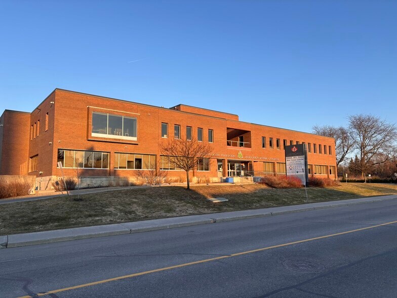 1815 Alta Vista Dr, Ottawa, ON à louer - Photo du bâtiment - Image 3 de 6