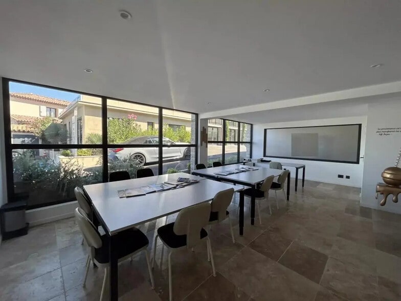 Retail in Sainte-Maxime for lease - Interior Photo - Image 1 of 7