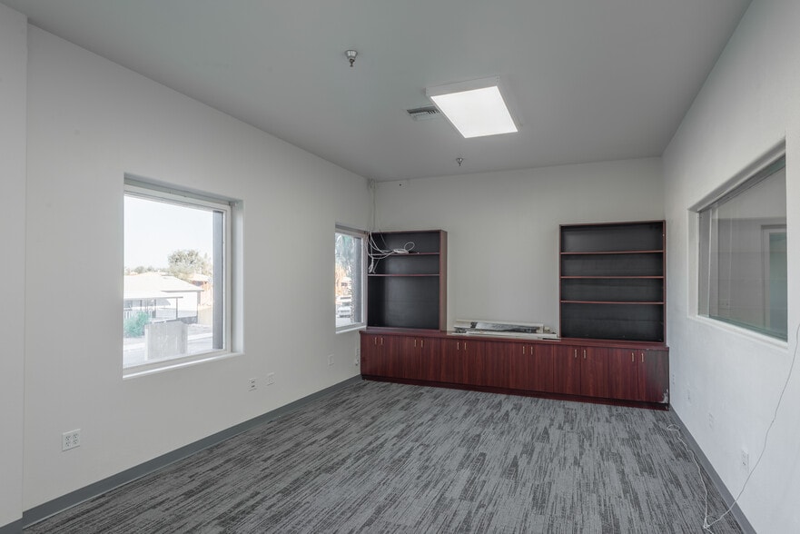 5220 Steptoe St, Las Vegas, NV for sale - Interior Photo - Image 3 of 18
