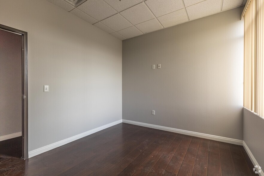 9550 S Eastern Ave, Las Vegas, NV for lease - Interior Photo - Image 3 of 21