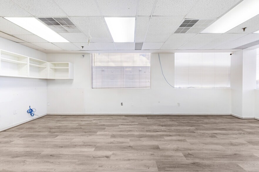 5040 NW 7th St, Miami, FL à louer - Photo du bâtiment - Image 3 de 23