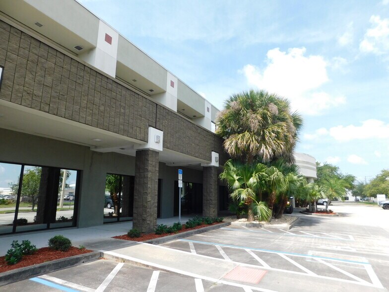 95 Bulldog Blvd, Melbourne, FL à louer - Photo du bâtiment - Image 1 de 7