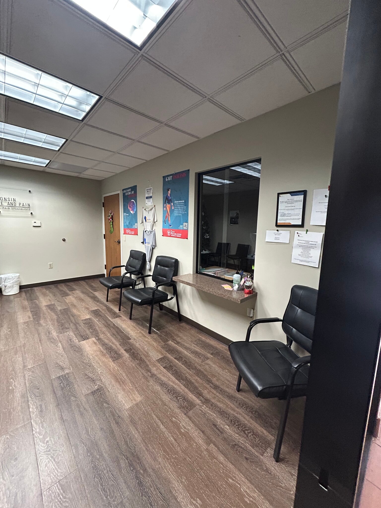 2607 N Grandview Blvd, Waukesha, WI for lease Interior Photo- Image 1 of 6