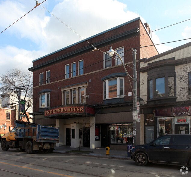 735-739 Queen St W, Toronto, ON à louer - Photo du bâtiment - Image 2 de 2