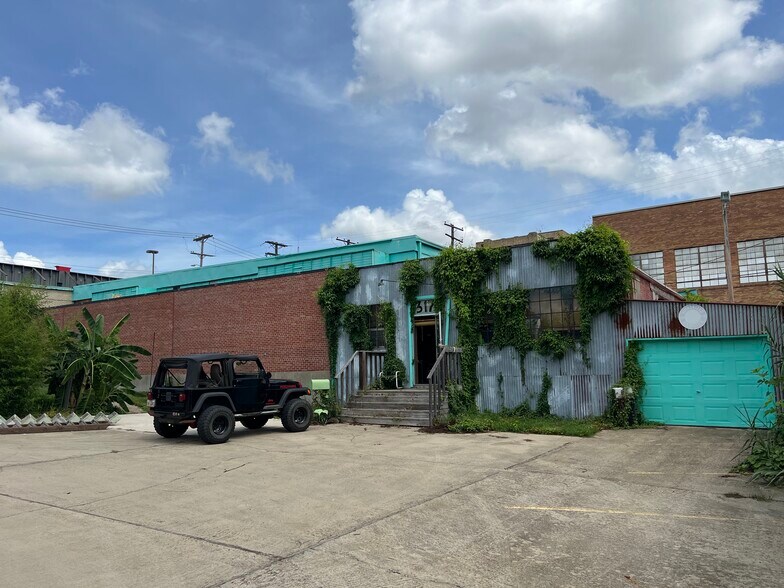 CBD Mixed-Use Retail/ Office/ Warehouse portefeuille de 2 propriétés à vendre sur LoopNet.ca - Photo du bâtiment - Image 2 de 4