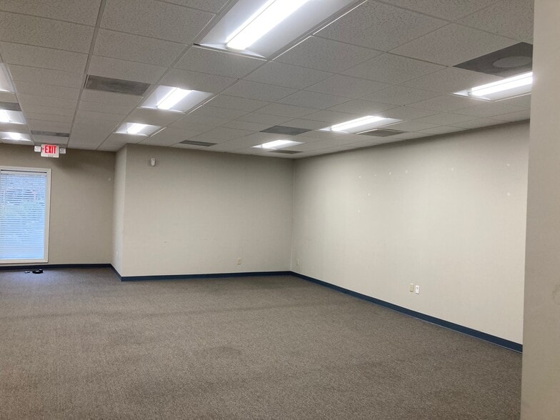 1411 Plaza West Rd, Winston-Salem, NC for lease - Interior Photo - Image 3 of 17