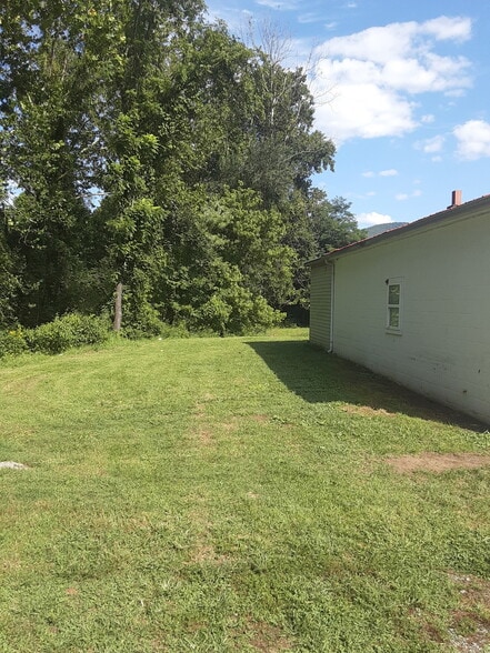 223 First Ave, Hampton, TN à vendre - Photo du bâtiment - Image 2 de 14