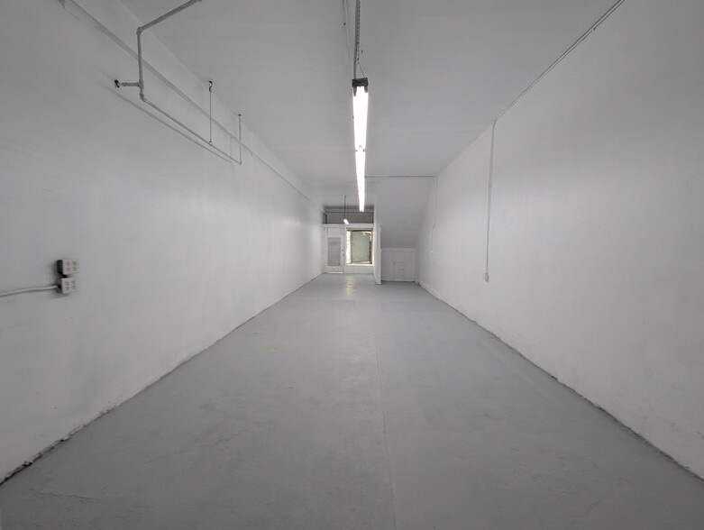 5556-5566 Hollywood Blvd, Los Angeles, CA for lease - Building Photo - Image 3 of 5